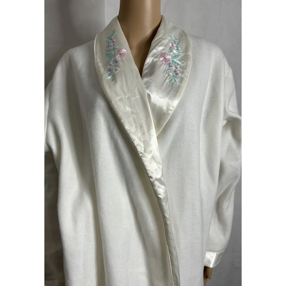 Erika Taylor Intimates Robe Womens Petite L PL Fleece Embroidered Satin **READ